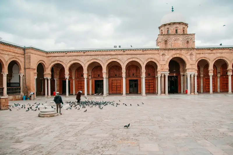 Arkadowy dziedziniec meczetu w Tunisie