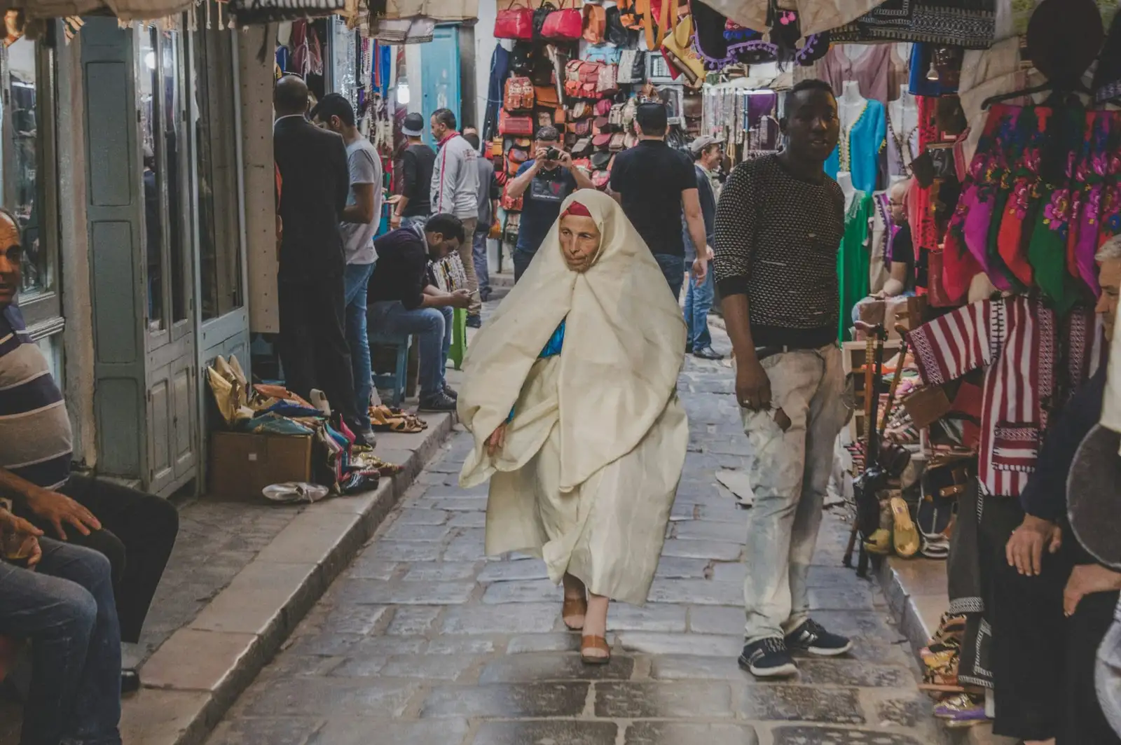 Wąska uliczka suku w tunezyjskiej medynie