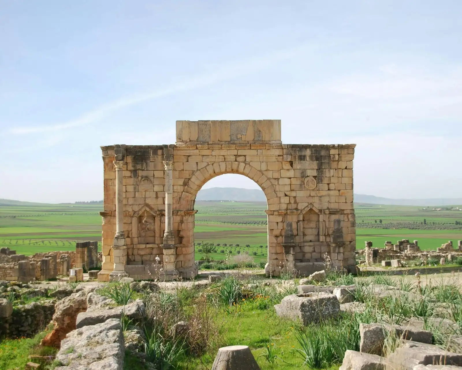Łuk Karakalli w ruinach rzymskiego Volubilis