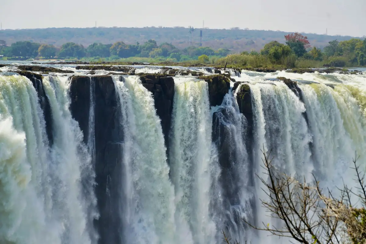 Główny nurt Wodospadów Wiktorii widziany ze strony Zimbabwe