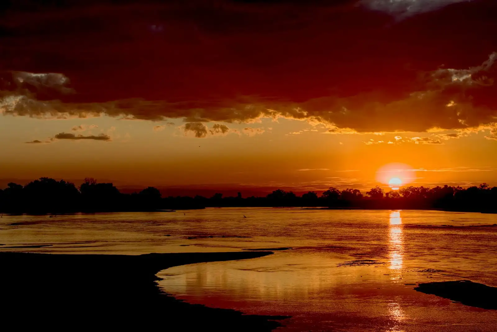 Zachód słońca nad rzeką Luangwa w Parku Narodowym South Luangwa