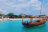 Drewniana łódź dau na turkusowej wodzie przy Zanzibarze