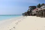 Biała plaża i turkusowa woda w Nungwi