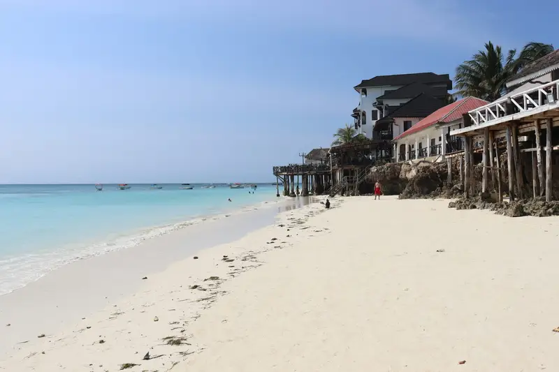 Biała plaża i turkusowa woda w Nungwi