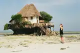 Restauracja The Rock na skale przy plaży podczas odpływu